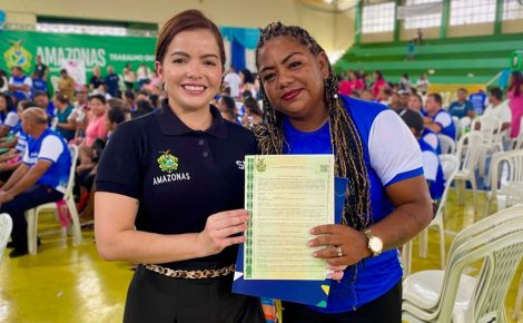 Secretária Renata Queiroz entrega títulos definitivos a famílias de Novo Airão (Foto: Divulgação/SECT)