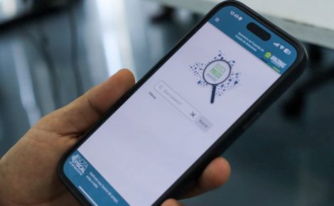 Logo do aplicativo Busca Preço Amazonas em um smartphone, com notas fiscais ao fundo, representando a nova ferramenta de pesquisa de preços da Sefaz.
