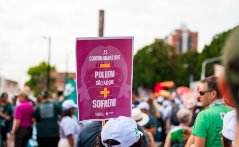 ALT TEXT (Texto alternativo) Cartaz em manifestação na COP30 com frase sobre desigualdade ambiental.