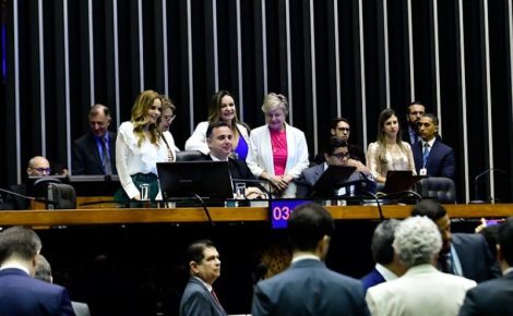 Senadores comemoram a aprovação da PEC que modifica o sistema tributário brasileiro. (Foto: Roque de Sá/Agência Senado)