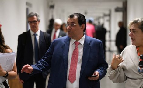 Braga chega à CI para a leitura de seu relatório: estamos tributando a falta de planejamento, a escassez de chuvas e o atraso de obras, onerando milhares de famílias brasileiras que não causaram esses fatos. (Foto: 
Edilson Rodrigues/Agência Senado)