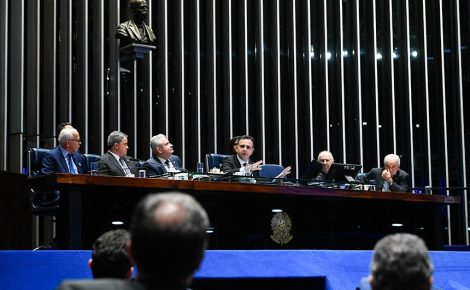 Presidente Pacheco (ao centro) comandou o debate sobre a situação financeira dos municípios brasileiros (Foto: Marcos Oliveira/Agência Senado)