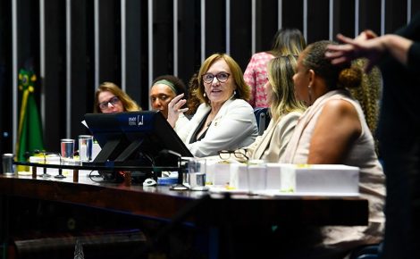 Sessão solene foi presidida pela senadora Zenaide Maia (em destaque) (Foto: Marcos Oliveira/Agência Senado)