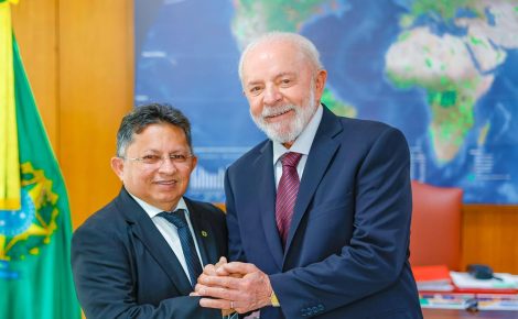 sinesio campos entrega proposta de regularizacao de areas em manaus ao presidente lula