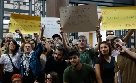 Produtores de cinema fazem ato contra o projeto de lei de regulação do streaming que tramita na Câmara dos Deputados, em frente à Agência Nacional do Cinema (Ancine) (Foto: Fernando Frazão/Agência Brasil)