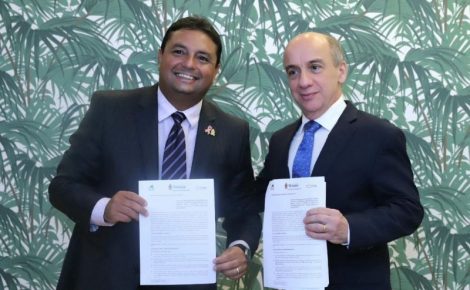 Ao assinar a parceria, o conselheiro-presidente do TCE-AM, Érico Desterro, destacou o fato de que a parceria já vem dando frutos há alguns anos, o que embasa a necessidade de continuidade da cooperação entre os dois órgãos. (Foto: Divulgação/TCE-AM)