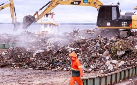 Lixo coletado de igarapés de Manaus