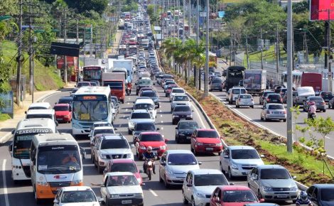 Buraco em via urbana de Manaus prejudica a mobilidade urbana e gera risco a motoristas e motociclistas.