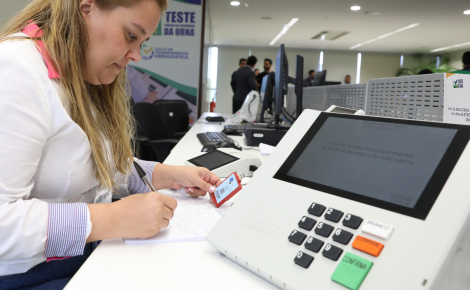 Teste público de segurança da urna em 2023- (Foto: Alejandro Zambrana/Secom/TSE)