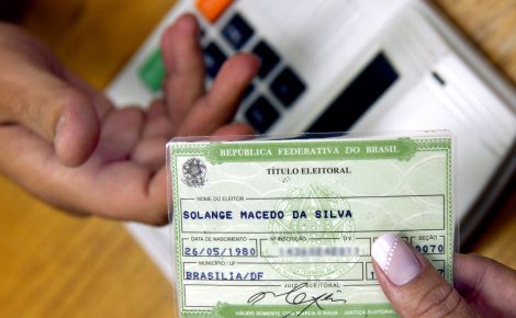 Título Eleitoral nas mãos de uma mesário- Foto: Divulgação/TSE