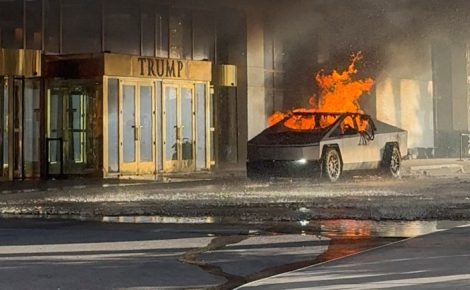 Tesla Cybertruck em chamas após explosão em frente ao Trump International Hotel, Las Vegas. (Foto: Alcides Antunes/via REUTERS)