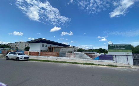 Obra da UBS Monte das Oliveiras, na zona Norte de Manaus, aparece sem avanço visível e com tapumes no entorno