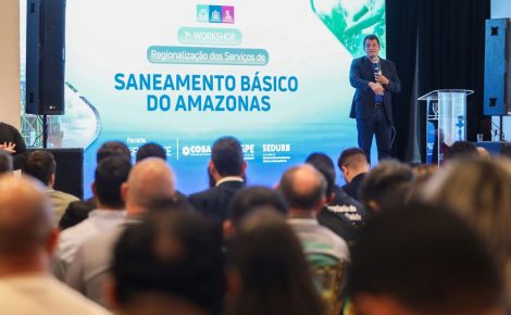 Participantes debatem regionalização do saneamento básico durante workshop promovido pelo Governo do Amazonas (Foto: Tiago Corrêa/UGPE)