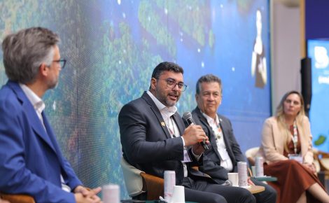 Governador Wilson Lima discursa na COP30, em Belém, durante o lançamento dos 21 projetos de créditos de carbono do Amazonas