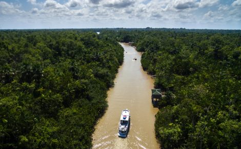 Barco científico do Inpa navega por rio amazônico em expedição rumo à COP30 em Belém