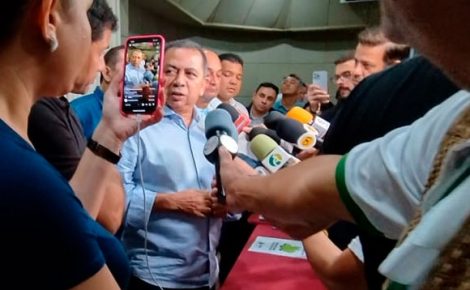 Ao centro, o presidente da AAM e prefeito de Rio Preto, Anderson Sousa (divulgação)
