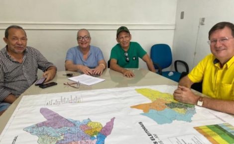Eron e Zé, na presença da ex-vereadora Lúcia Antony e outros membros da sigla comunista (reprodução)