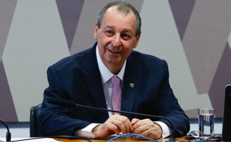 Senador Omar Aziz na bancada do Senado federal