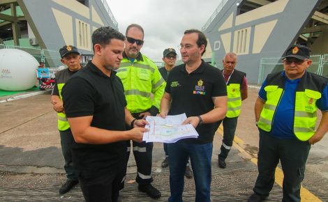 Agentes do IMMU discutem sobre o trânsito na área de desfile das escolas de samba. Foto: (Divulagação)
