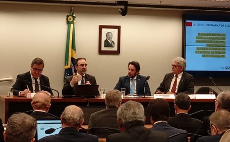 Bernard Appy (ao centro) falando sobre reforma tributária na Câmara dos Deputados (Foto: Valéria Costa/Real Time1)