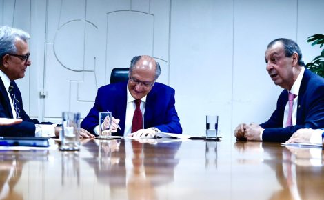 Reunião entre o ministro e os parlamentares aconteceu ontem (14/05), em Brasília (Foto: Ariel Costa/Divulgação)