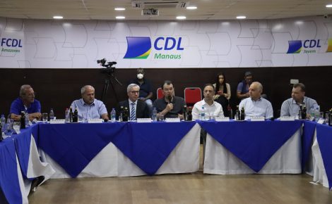 Representantes do comércio entregam proposta ao senador Eduardo Braga. Foto: Assessoria / CDL