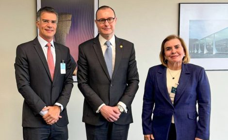 A direita, presidente do TCE-AM, conselheira Yara Lins; ao centro, ministro Cristiano Zanin do Supremo. (Foto: Divulgação/assessoria)