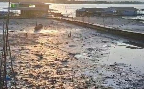 A rápida descida do nível do Rio Solimões está causando grande preocupação entre os moradores de Tabatinga (Reprodução/vídeo)