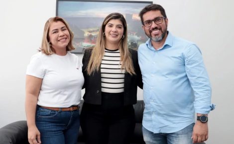 Socorro (esquerda) passa a ser subsecretária e Camila (centro) assume a pasta