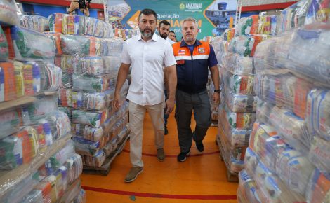 O governador do Amazonas, Wilson Lima, acompanhou o envio da ajuda humanitária a ribeirinhos da zona rural de Manaus (Foto: Alex Pazuello e Diego Peres/Secom)