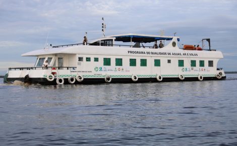 Barco com pesquisadores da UEA viaja pelo rio Negro para monitorar qualidade da água (Foto: Gustavo Rodrigues/UEA)