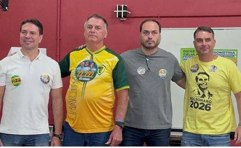 Bolsonaro, na companhia dos filhos e do candidato a prefeito do Rio, Alexandre Ramagem, após votar na capítal carioca (Foto: Reprodução/Instagram)