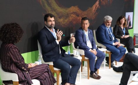 Secretário de Estado do Meio Ambiente, Eduardo Taveira (com o microfone em mãos), representando o Amazonas na COP29 (Foto: Divulgação/Consórcio da Amazônia Legal)