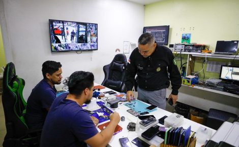 Em um mês, o Governo do Amazonas entregou mais de 200 aparelhos celulares com restrição de roubo e furto. (Foto: Arthur Castro/ Secom)