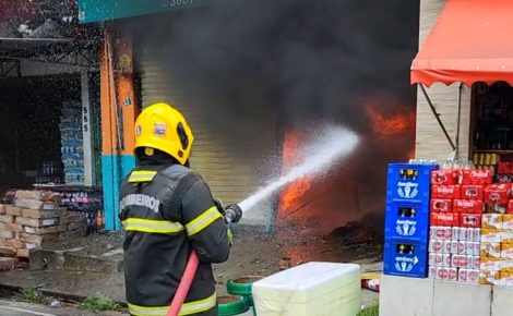 Após incêndio na rua do "Fuxico", na Zona Leste de Manaus, ACA pede apoio emergencial ao Governo do Amazonas (Foto: Divulgação/CBMAM)