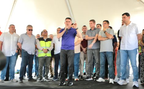 David Almeida entrega novos ônibus e confirma aumento na tarifa de transporte em Manaus (Foto: Semcom)