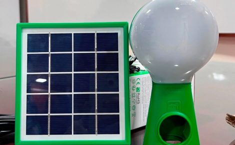 Fiocruz Amazônia e o Instituto Mamirauá entregaram 850 lanternas solares às parteiras tradicionais do Amazonas. (Foto: reprodução / Fiocruz Amazônia)