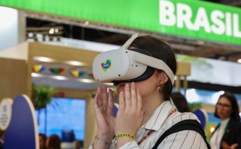 Representantes do Amazonas promovem roteiros turísticos no stand brasileiro da Fitur 2025. (Foto: Pedro Menezes/Panrotas e Eric Ribeiro/M&E)