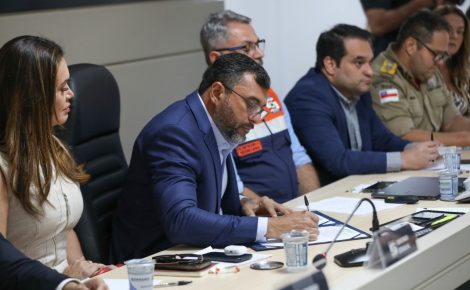 Governador Wilson Lima durante assinatura do decreto que torna permanente o Comitê de Enfrentamento a Eventos Climáticos no Amazonas. (Foto: Alex Pazuello/Secom)