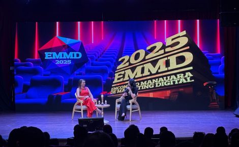 Roberta Tomaz durante sua palestra no Encontro Manauara de Marketing Digital 2025