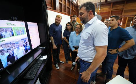 Governador Wilson Lima inicia o ano letivo de 2025 na Escola da Floresta, modelo educacional sustentável na RDS do Uatumã. (Foto: Diego Peres e Mauro Neto/Secom)