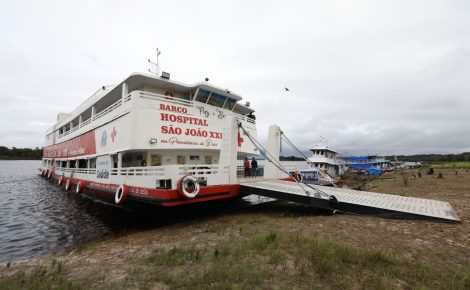 Barco Hospital leva atendimento a comunidades ribeirinhas. (Foto:  Alex Pazuello e Diego Peres / Secom)