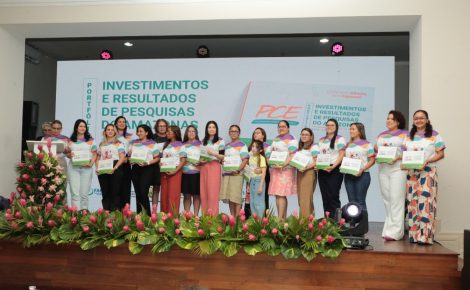 Cientistas mulheres recebem reconhecimento por seus projetos. (Foto: Ayrton Lopes / Fapeam)