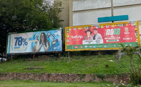 Conforme a legislação, a instalação de outdoors em viadutos e passagens de nível é proibida, como neste caso no cruzamento das avenidas Mário Ypiranga Monteiro e Efigênio Salles. (Foto: Nathan Marinho / RT1 Play)