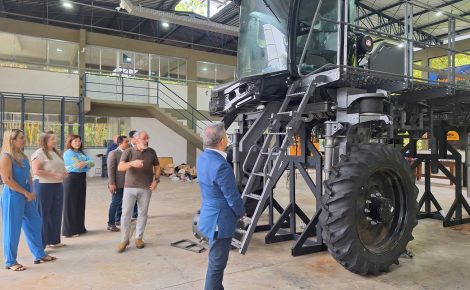 Visita da Suframa, na sede da Fucapi, para conhecer o projeto da Forest Bot. (Foto: Isaac Júnior/Suframa)
