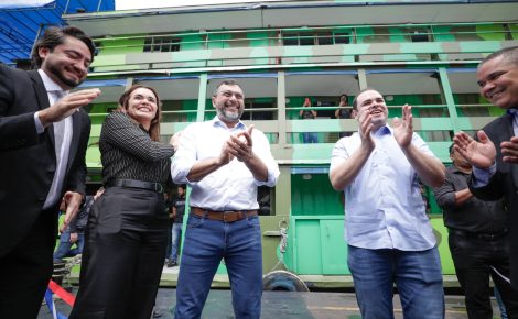 Governador Wilson Lima ao centro durante entrega da Base Arpão 3. (Foto: Alex Pazuello/Secom)