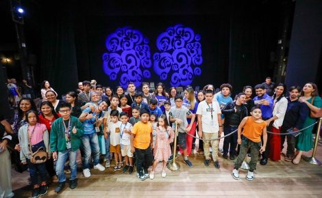 A apresentação de "Ópera no Mundo Azul" no Teatro Amazonas levou a magia da música e da ópera para jovens com TEA. (Foto: Antonio Lima/Secom)