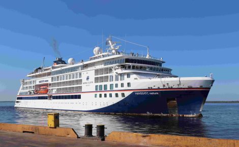 Turistas desembarcam no Porto de Manaus, encerrando a Temporada de Cruzeiros 2024/2025 com o navio Hanseatic Nature. A temporada trouxe mais de 18 mil visitantes ao Amazonas. (Foto: Hellen Miranda/ Amazonastur)