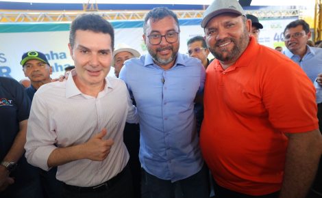 O governador Wilson Lima, o ministro das Cidades, Jader Filho, e o prefeito de Tefé, Nicsson Marreira, assinaram contrato para a construção de 400 novas unidades habitacionais no município. (Foto: Arthur Castro/Secom)