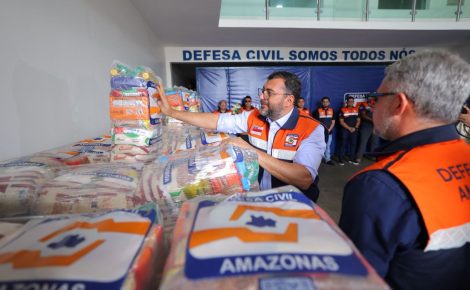 Wilson Lima acompanha o envio de 50 toneladas de ajuda humanitária para Borba e Novo Aripuanã (Foto: Diego Peres e Alex Pazuello/Secom)